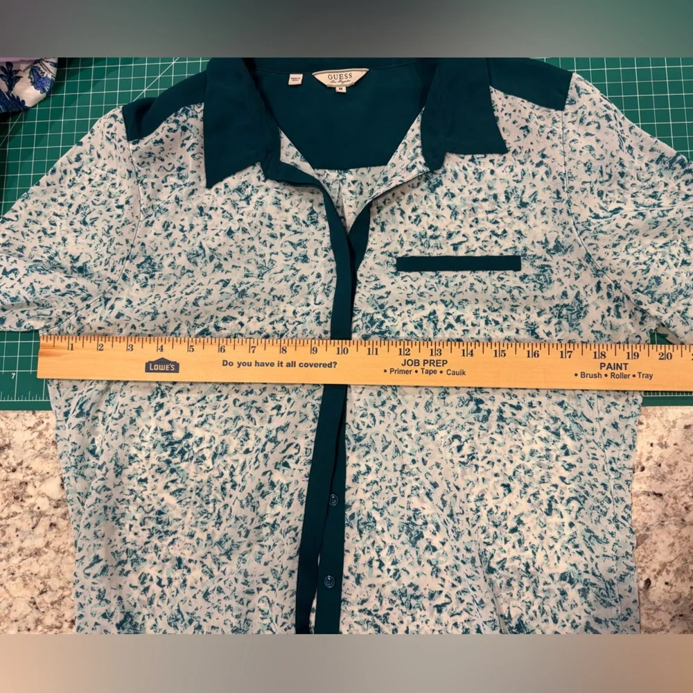 GUESS Teal Satin Contrast Collar Blouse Size M Button Front Top - Picture 4 of 6